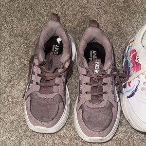 Chic Mauve Sneakers with Holographic Detail